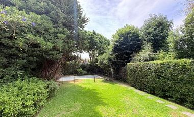 Casa en venta en excelente zona de Acassuso , con muy lindo jardín y pileta al norte.