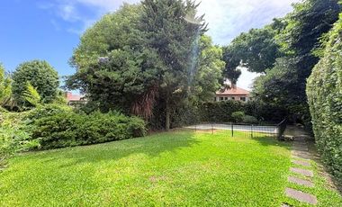 Casa en venta en excelente zona de Acassuso , con muy lindo jardín y pileta al norte.