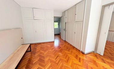 Casa en venta en excelente zona de Acassuso , con muy lindo jardín y pileta al norte.