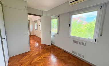 Casa en venta en excelente zona de Acassuso , con muy lindo jardín y pileta al norte.