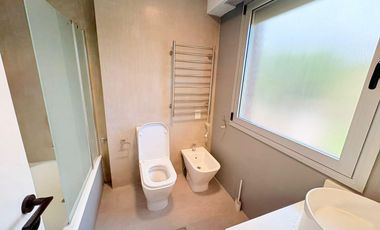 Casa en venta en excelente zona de Acassuso , con muy lindo jardín y pileta al norte.