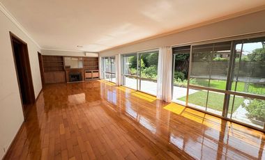 Casa en venta en excelente zona de Acassuso , con muy lindo jardín y pileta al norte.