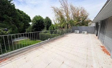 Casa en venta en excelente zona de Acassuso , con muy lindo jardín y pileta al norte.