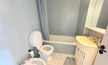 Casa en venta en excelente zona de Acassuso , con muy lindo jardín y pileta al norte.