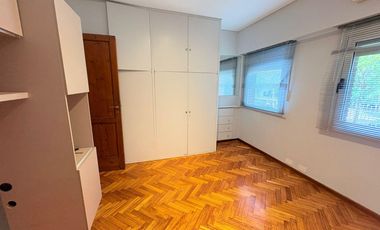 Casa en venta en excelente zona de Acassuso , con muy lindo jardín y pileta al norte.