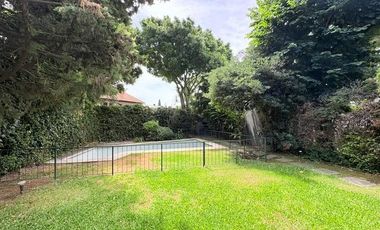 Casa en venta en excelente zona de Acassuso , con muy lindo jardín y pileta al norte.