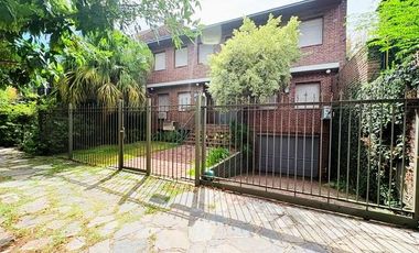 Casa en venta en excelente zona de Acassuso , con muy lindo jardín y pileta al norte.