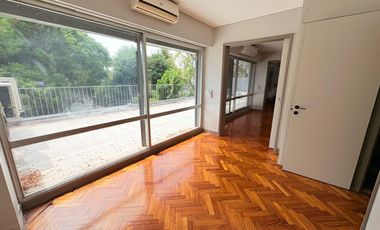 Casa en venta en excelente zona de Acassuso , con muy lindo jardín y pileta al norte.