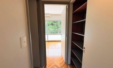 Casa en venta en excelente zona de Acassuso , con muy lindo jardín y pileta al norte.