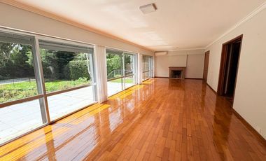 Casa en venta en excelente zona de Acassuso , con muy lindo jardín y pileta al norte.