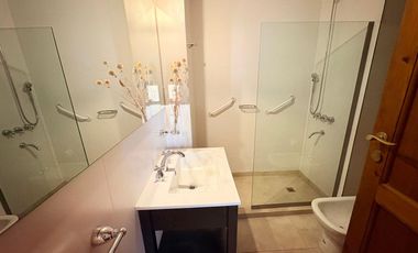 Casa en venta en excelente zona de Acassuso , con muy lindo jardín y pileta al norte.