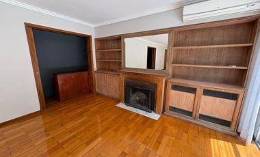 Casa en venta en excelente zona de Acassuso , con muy lindo jardín y pileta al norte.