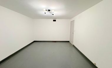 Casa en venta en excelente zona de Acassuso , con muy lindo jardín y pileta al norte.