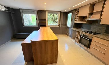 Casa en venta en excelente zona de Acassuso , con muy lindo jardín y pileta al norte.