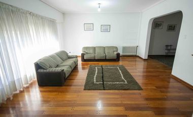 Casa de 4 ambientes en venta, en Martínez.