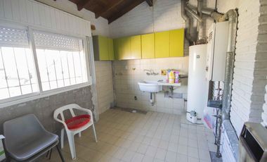 Casa de 4 ambientes en venta, en Martínez.