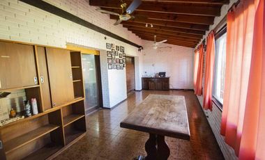 Casa de 4 ambientes en venta, en Martínez.