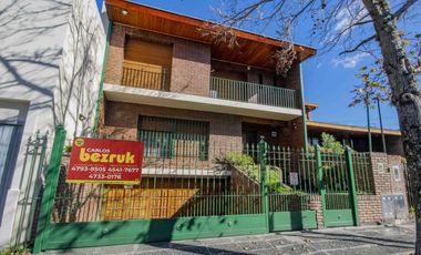 Casa de 4 ambientes en venta, en Martínez.