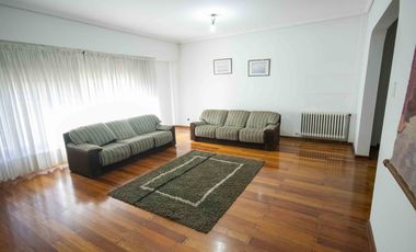 Casa de 4 ambientes en venta, en Martínez.