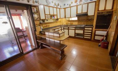Casa de 4 ambientes en venta, en Martínez.
