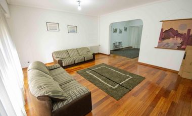 Casa de 4 ambientes en venta, en Martínez.