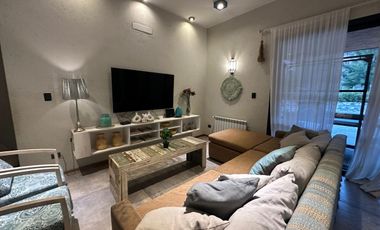 Casa AMOBLADA espectacular con vistas a la montaña, 4 dormitorios, pileta y patio