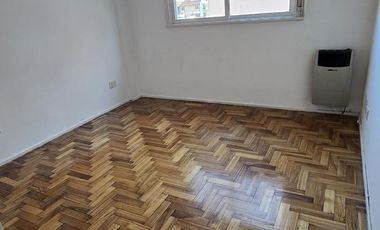 DEPARTAMENTO DE 3 AMBIENTES CON BALCON Y COCHERA EN ALQUILER. OLIVOS