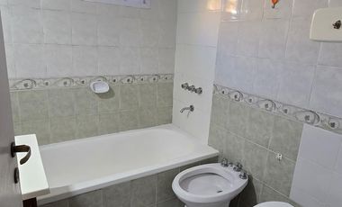 DEPARTAMENTO DE 3 AMBIENTES CON BALCON Y COCHERA EN ALQUILER. OLIVOS