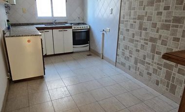 DEPARTAMENTO DE 3 AMBIENTES CON BALCON Y COCHERA EN ALQUILER. OLIVOS