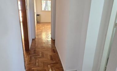 DEPARTAMENTO DE 3 AMBIENTES CON BALCON Y COCHERA EN ALQUILER. OLIVOS