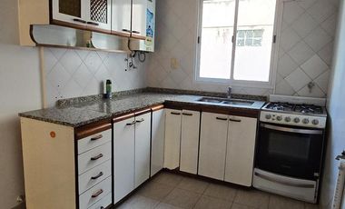 DEPARTAMENTO DE 3 AMBIENTES CON BALCON Y COCHERA EN ALQUILER. OLIVOS