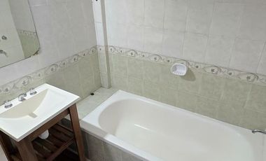 DEPARTAMENTO DE 3 AMBIENTES CON BALCON Y COCHERA EN ALQUILER. OLIVOS