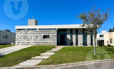 Casa en venta con renta - Barrio Santa Ines, Canning