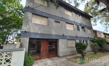 EXCELENTE DEPARTAMENTO CON AMPLIO JARDÍN Y COCHERA EN LA LUCILA