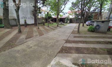 EXCELENTE DEPARTAMENTO CON AMPLIO JARDÍN Y COCHERA EN LA LUCILA