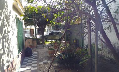 Casa 3 ambientes con cochera y patio  - Wilde