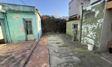 Casa 3 ambientes con cochera y patio  - Wilde