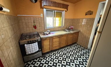 Casa 3 ambientes con cochera y patio  - Wilde