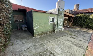 Casa 3 ambientes con cochera y patio  - Wilde