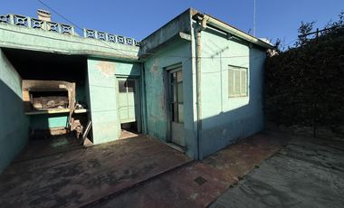 Casa 3 ambientes con cochera y patio  - Wilde
