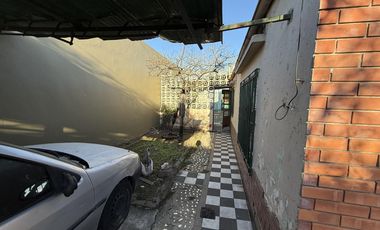 Casa 3 ambientes con cochera y patio  - Wilde
