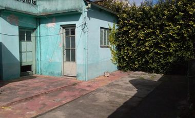 Casa 3 ambientes con cochera y patio  - Wilde