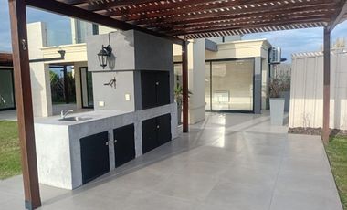 VENTA CASA 4 DORMITORIOS SALIDA A LA LAGUNA SAN SEBASTIAN PILAR OPORTUNIDAD DE INVERSION