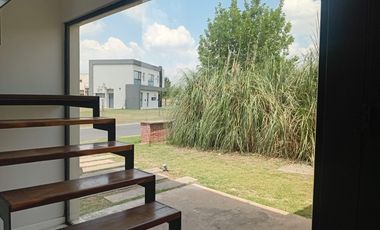 VENTA CASA 4 DORMITORIOS SALIDA A LA LAGUNA SAN SEBASTIAN PILAR OPORTUNIDAD DE INVERSION