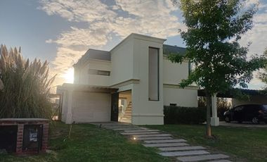 VENTA CASA 4 DORMITORIOS SALIDA A LA LAGUNA SAN SEBASTIAN PILAR OPORTUNIDAD DE INVERSION