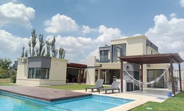VENTA CASA 4 DORMITORIOS SALIDA A LA LAGUNA SAN SEBASTIAN PILAR OPORTUNIDAD DE INVERSION