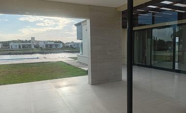 VENTA CASA 4 DORMITORIOS SALIDA A LA LAGUNA SAN SEBASTIAN PILAR OPORTUNIDAD DE INVERSION