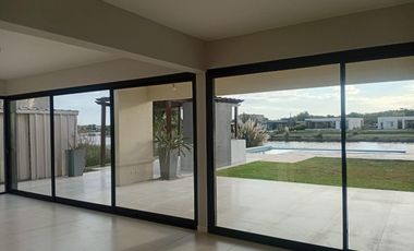 VENTA CASA 4 DORMITORIOS SALIDA A LA LAGUNA SAN SEBASTIAN PILAR OPORTUNIDAD DE INVERSION