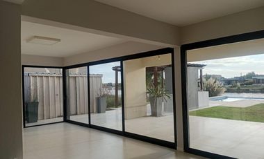 VENTA CASA 4 DORMITORIOS SALIDA A LA LAGUNA SAN SEBASTIAN PILAR OPORTUNIDAD DE INVERSION