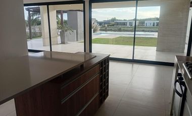 VENTA CASA 4 DORMITORIOS SALIDA A LA LAGUNA SAN SEBASTIAN PILAR OPORTUNIDAD DE INVERSION